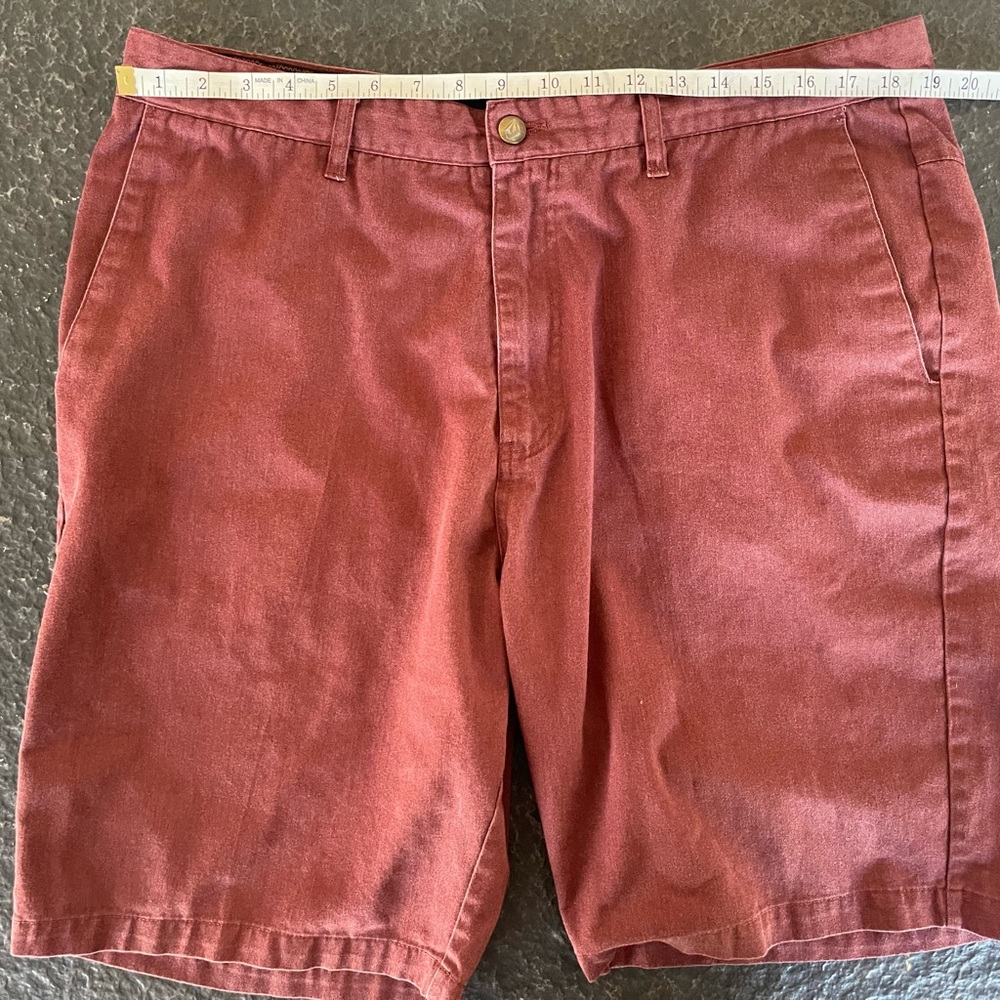 Volcom 38 Men's Burgundy Flat Front Shorts